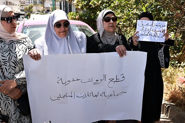 "أزمة الرواتب" تضع السلطة الفلسطينية أمام شبح الانفجار الشعبي