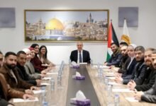 إزالة الملصقات لا تمحو الفضيحة: منتجات داعمة لإسرائيل في اجتماع رسمي لحسين الشيخ