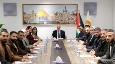 إزالة الملصقات لا تمحو الفضيحة: منتجات داعمة لإسرائيل في اجتماع رسمي لحسين الشيخ