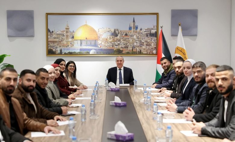 إزالة الملصقات لا تمحو الفضيحة: منتجات داعمة لإسرائيل في اجتماع رسمي لحسين الشيخ