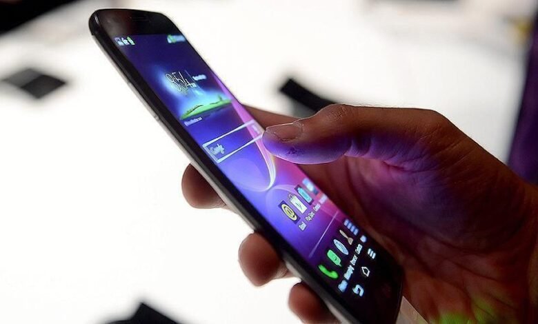 فضيحة فساد وامتيازات شخصية وراء حظر السلطة استيراد الهواتف الذكية