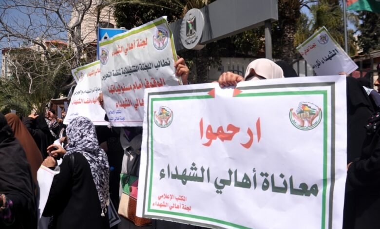 غضب شعبي يتصاعد.. بنك فلسطين في قلب أزمة رواتب الشهداء والأسرى