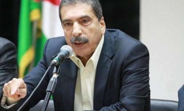 قيادي فتحاوي يوجّه رسالة لتوفيق الطيراوي: أين كنت أثناء رئاستك للمخابرات؟