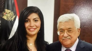 دفاع بلا مقابل: كيف يخدم “سحيجة السلطة” منظومة لا تكافئ إلا الأقارب؟