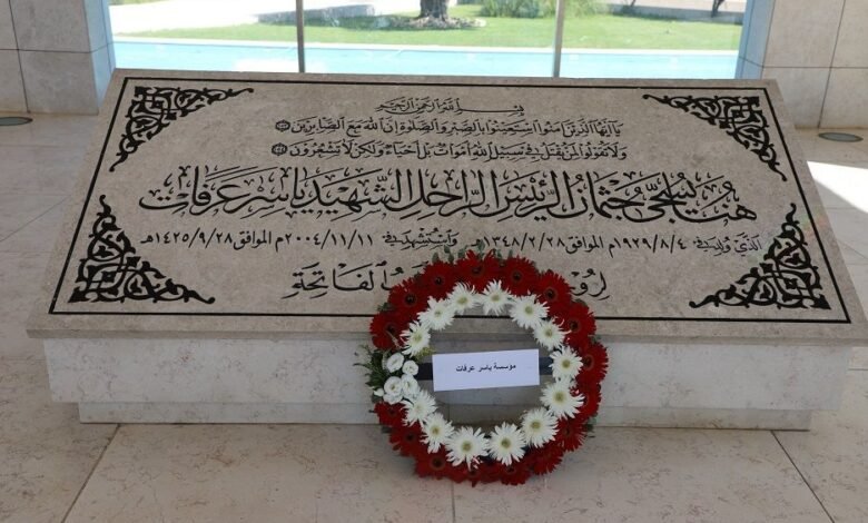 قيادي فتحاوي يكشف تفاصيل صادمة.. ما لم تعرفه عن دفن ياسر عرفات