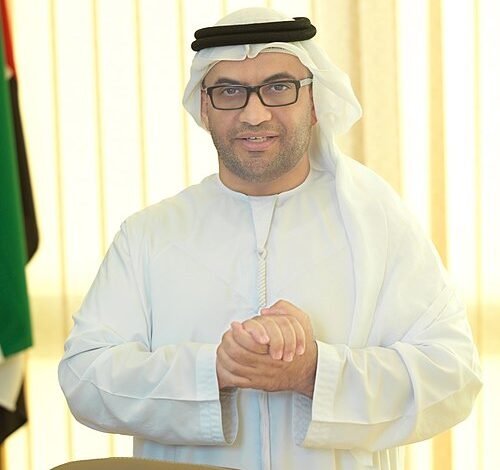 كاتب إماراتي يهاجم المقاومة الفلسطينية من منبر صحيفة عبرية