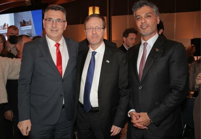 الإمارات تنتقل في تطبيعها مع الاحتلال إلى مرحلة التحالف العلني