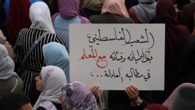 السلطة تحاصر المعلمين برواتبهم.. إضراب مفتوح يشل مدارس الضفة