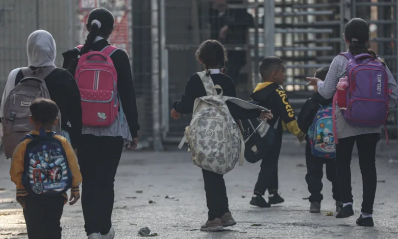 تعليم بلا إنقاذ: كيف عمّق تقاعس السلطة وانتهاكات الاحتلال انهيار التعليم الفلسطيني؟