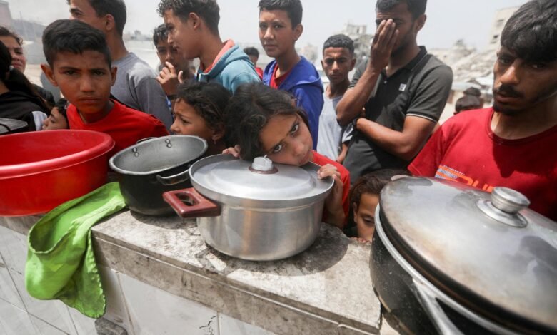 شخصيات متنفذة من السلطة الفلسطينية تتربح من جوع غزة في رمضان