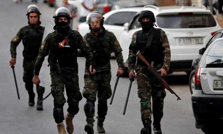 معتقلون سياسيون يواجهون التعذيب والحرمان في سجون السلطة