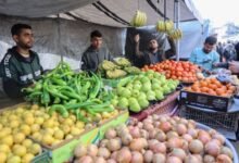 مع أزمة الأسعار في غزة.. شبكة أفيخاي وذباب فتح يروجون رواية المنسق الكاذبة