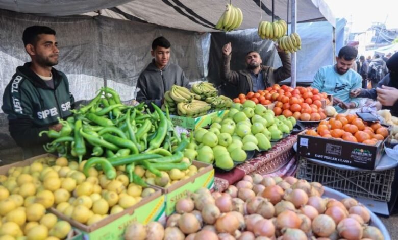 مع أزمة الأسعار في غزة.. شبكة أفيخاي وذباب فتح يروجون رواية المنسق الكاذبة