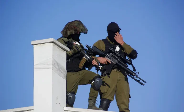 مطاردة بالرصاص المباشر: أجهزة السلطة تصعّد اعتقالاتها في الضفة