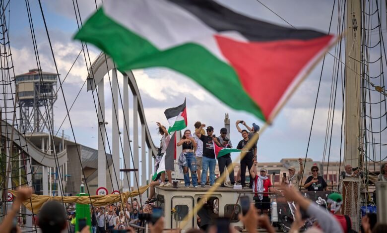 اعتقال قيادات "أسطول الصمود" في تونس يكشف تناقض خطاب قيس سعيّد