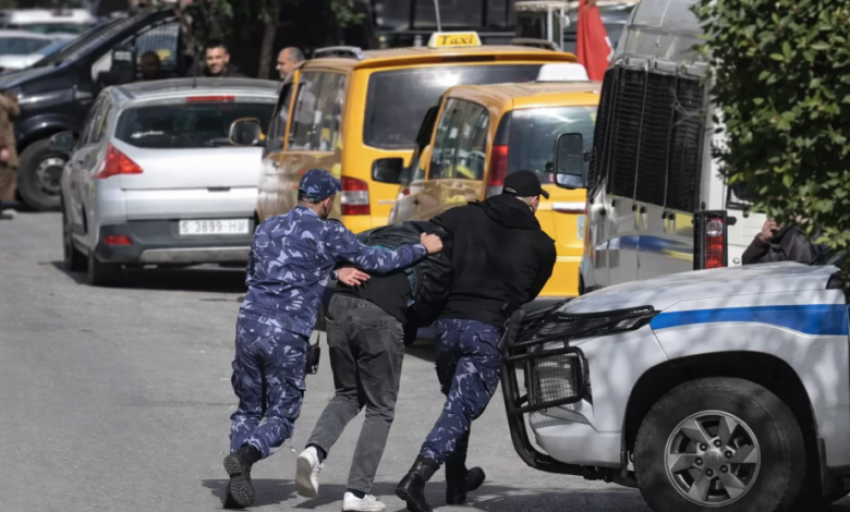 أصوات من خلف القضبان.. عائلات تكشف ما يحدث داخل سجون السلطة