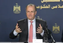 غضب في الضفة.. راتب محمد مصطفى 55 ألف دولار ويفرض ضريبة على الشمس