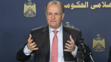 غضب في الضفة.. راتب محمد مصطفى 55 ألف دولار ويفرض ضريبة على الشمس