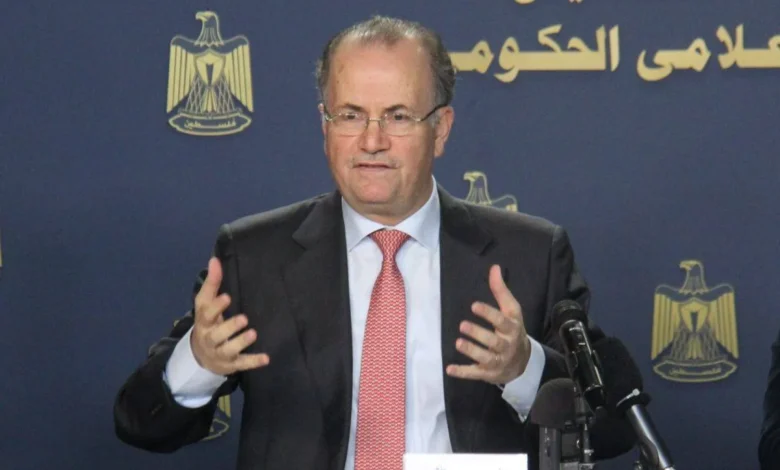 غضب في الضفة.. راتب محمد مصطفى 55 ألف دولار ويفرض ضريبة على الشمس