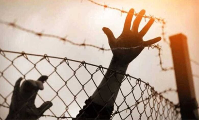 كيف قتلت السلطة الأسرى مرتين.. من السجن إلى قطع الرواتب؟