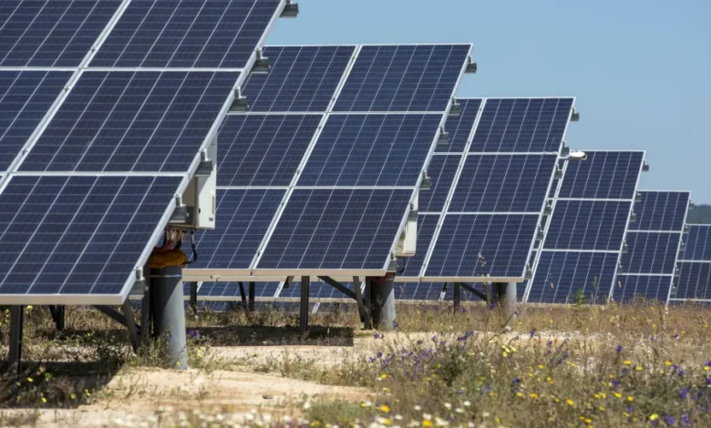 السلطة تفرض ضريبة على الطاقة الشمسية وتثقل كاهل المواطنين