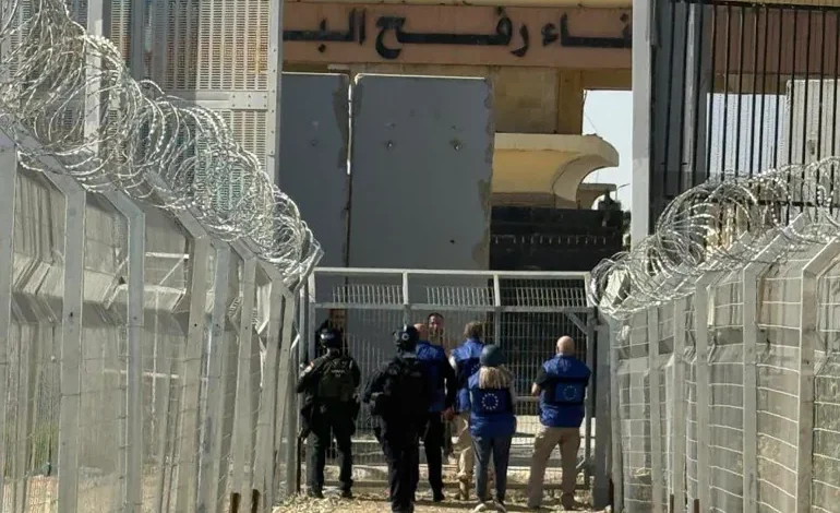 شهادات صادمة من معبر رفح.. عصابات الاحتلال ترهب العائدين وتستولي على ممتلكاتهم