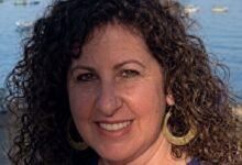 قيادي فتحاوي يكشف شبهات فساد في ملف التحويلات الطبية.. من هي سلوى مسعد؟