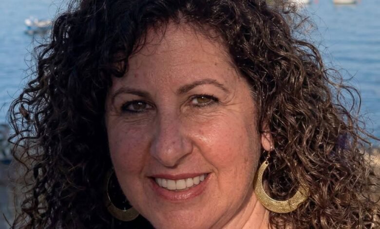 قيادي فتحاوي يكشف شبهات فساد في ملف التحويلات الطبية.. من هي سلوى مسعد؟