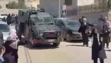 ليلى غانم تحمي اقتحام الاحتلال في المغير وتمنع الشبان من المواجهة