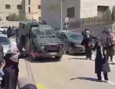 ليلى غانم تحمي اقتحام الاحتلال في المغير وتمنع الشبان من المواجهة