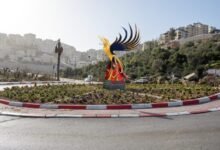 موقع إسباني يسخر من سلطة رام الله ونصب تمثال لطائر الفينيق