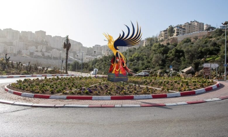 موقع إسباني يسخر من سلطة رام الله ونصب تمثال لطائر الفينيق