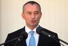 ملادينوف يروّج أرقامًا غير دقيقة حول شاحنات غزة ويثير غضبًا واسعًا