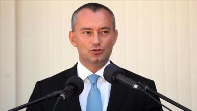 ملادينوف يروّج أرقامًا غير دقيقة حول شاحنات غزة ويثير غضبًا واسعًا