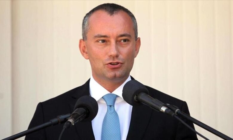 ملادينوف يروّج أرقامًا غير دقيقة حول شاحنات غزة ويثير غضبًا واسعًا