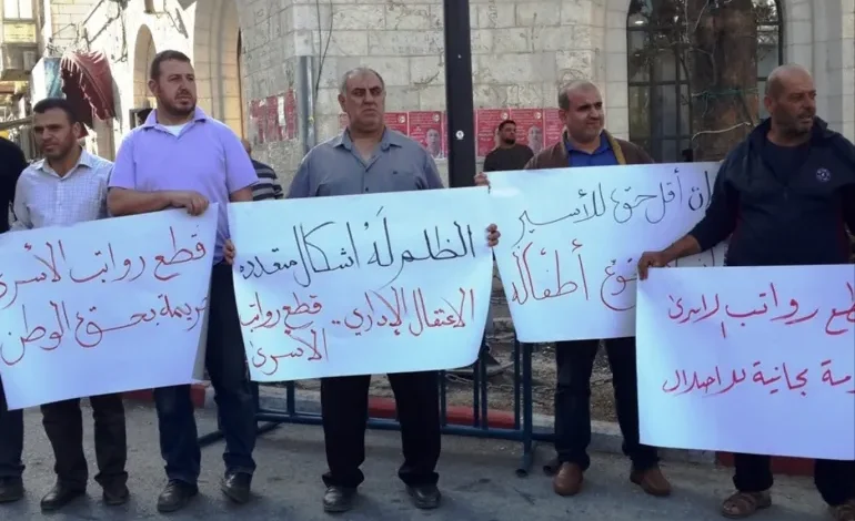 "لم نعد نثق بالوعود".. أسرى محررون وجرحى يصعدون احتجاجهم ضد السلطة