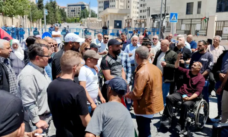 سلطة رام الله تهدد بفض اعتصام أهالي الأسرى والجرحى بالقوة وسط غضب متصاعد
