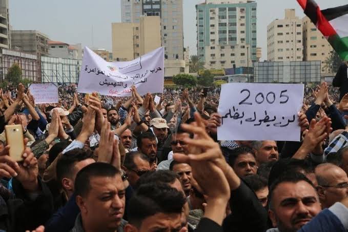 السلطة تتخلى عن عائلات موظفي تفريغات 2005 ومطالبات بإنصافهم