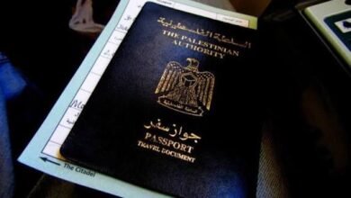 بعد ضغوط سفير السلطة.. دولة خليجية تُبعد ناشطين فلسطينيين