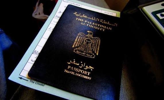 بعد ضغوط سفير السلطة.. دولة خليجية تُبعد ناشطين فلسطينيين