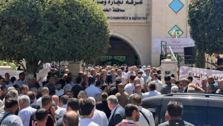 "السلطة تخدر الناس".. انتقادات لتعاملها مع الأزمة المالية في الضفة
