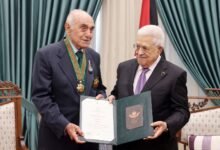 عباس و"هوس الأوسمة".. رئاسة تحت الاحتلال تُختزل في حفلات التكريم