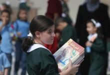 "الأطفال ليسوا حقل تجارب".. قيادي بـ"فتح" يهاجم قرار السلطة بشأن الكتاب الورقي