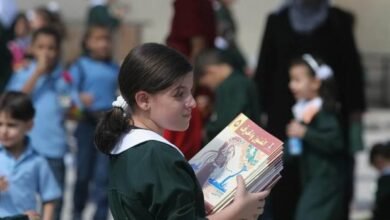 "الأطفال ليسوا حقل تجارب".. قيادي بـ"فتح" يهاجم قرار السلطة بشأن الكتاب الورقي
