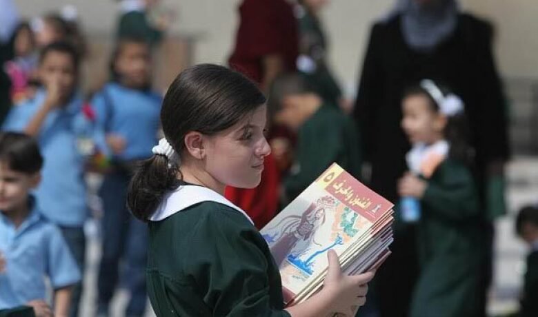 "الأطفال ليسوا حقل تجارب".. قيادي بـ"فتح" يهاجم قرار السلطة بشأن الكتاب الورقي