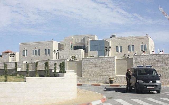 الأجهزة الأمنية في رام الله تمنع مواطنين من حقوقهم.. 28 حالة تكشف التفاصيل