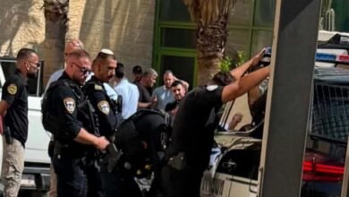 بعد احتجاز ضابطين وسحب أسلحتهما.. انتقادات حادة للسلطة في الضفة