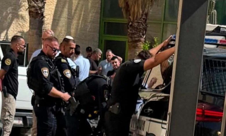 بعد احتجاز ضابطين وسحب أسلحتهما.. انتقادات حادة للسلطة في الضفة