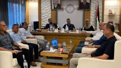 غضب شعبي من صورة لقيادة فتح داخل غزة.. كنب فاخر وتكييف بارد بينما يعيش النازحون في الخيام