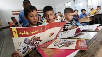 العام الدراسي بلا كتب.. السلطة تعجز عن توفير أبسط مستلزمات التعليم